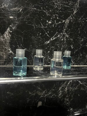 Appartamento Deluxe, balcone, vista giardino | Dotazioni del bagno | Doccia, set di cortesia gratuito, asciugacapelli, asciugamani