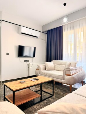 Deluxe-Apartment, Balkon, Gartenblick | Wohnbereich