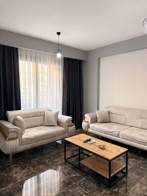 Deluxe-Apartment, Balkon, Gartenblick | Wohnbereich