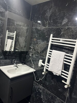 Deluxe-Apartment, Balkon, Gartenblick | Badezimmer | Dusche, kostenlose Toilettenartikel, Haartrockner, Handtücher