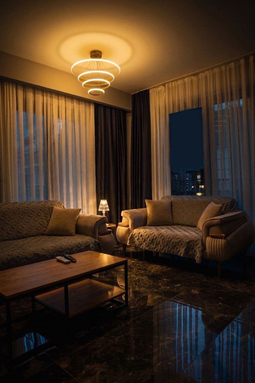Un salon moderne avec un canapé, un fauteuil et une table basse.