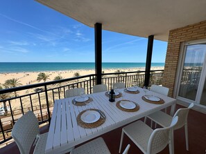 Outdoor dining - PRECIOSO APARTAMENTO FRONTAL AL MAR - only families (Playa de Gandía)