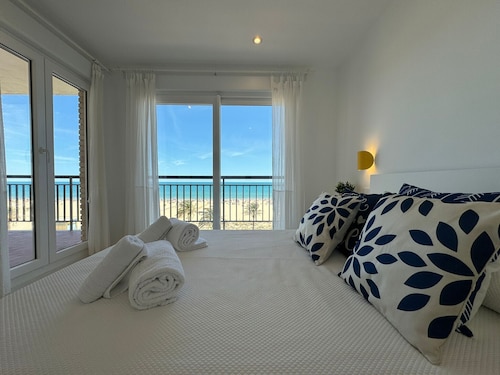 PRECIOSO APARTAMENTO FRONTAL AL MAR - alquiler solo familias