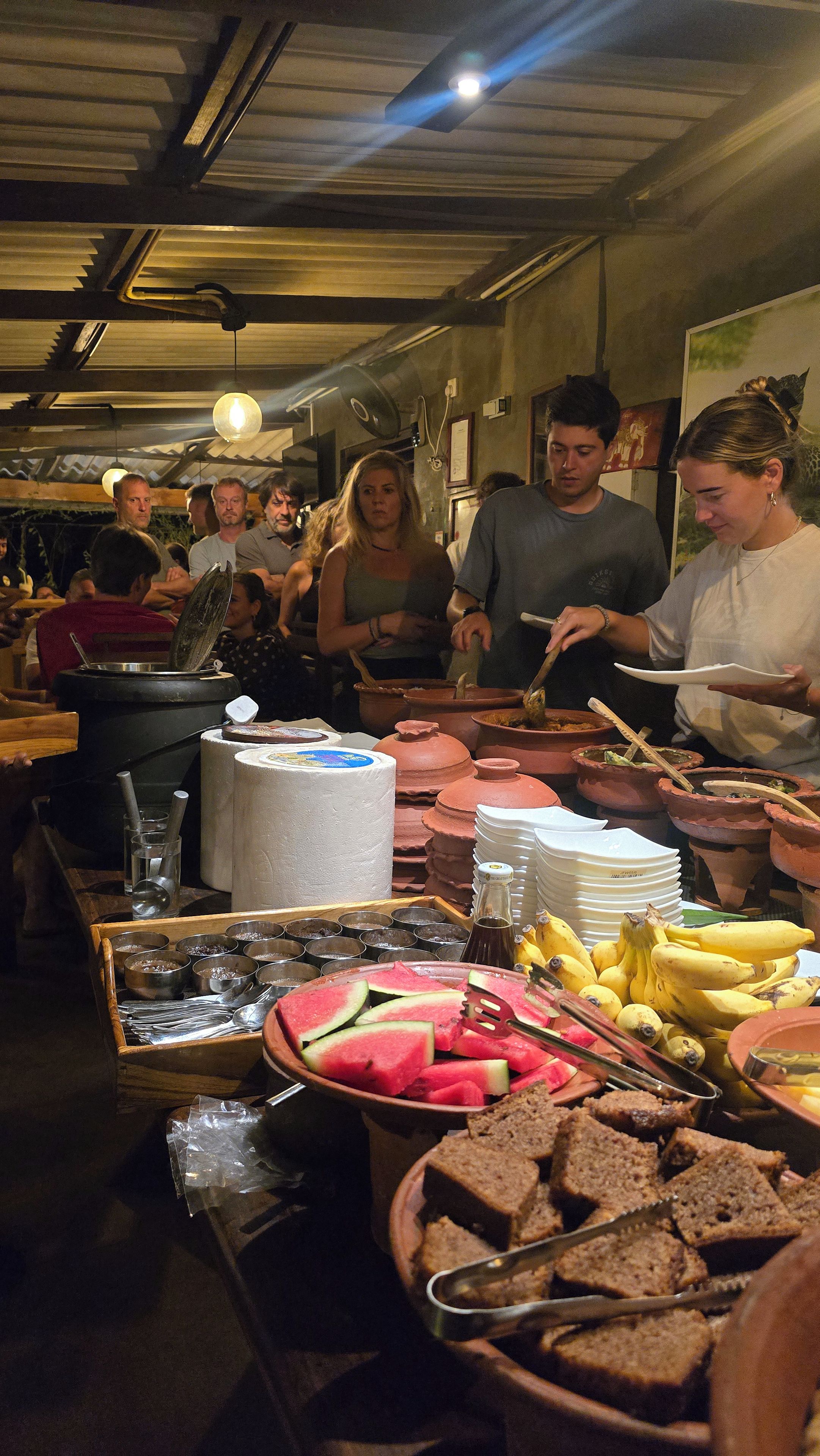Een buffet met verschillende soorten eten en bestek.