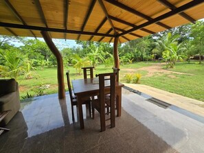 Deluxe-værelse til 3 personer - terrasse - udsigt til have | Udendørs spisemuligheder