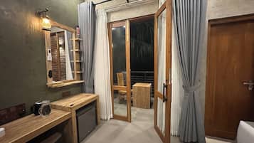 Deluxe Triple Room, Patio, Garden View | Interior