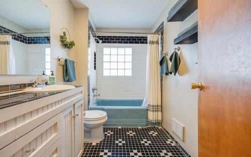 RETRO RETREAT, charming 3-bedroom house with AC in welcoming Lawrence