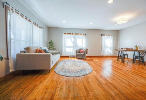 RETRO RETREAT, charming 3-bedroom house with AC in welcoming Lawrence