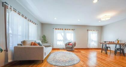 RETRO RETREAT, charming 3-bedroom house with AC in welcoming Lawrence