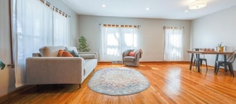 RETRO RETREAT, charming 3-bedroom house with AC in welcoming Lawrence