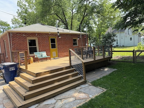 RETRO RETREAT, charming 3-bedroom house with AC in welcoming Lawrence