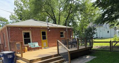 RETRO RETREAT, charming 3-bedroom house with AC in welcoming Lawrence