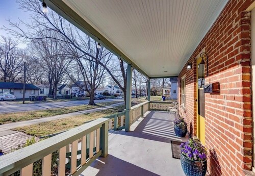 RETRO RETREAT, charming 3-bedroom house with AC in welcoming Lawrence