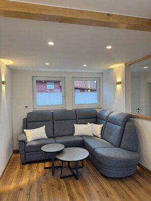 Smart TV - Ferienhaus Dietrich - your retreat in the Harz Mountains with a garden, peace and quiet and a prime location (Oberharz am Brocken)