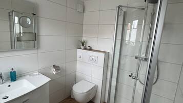 Dusche, Handtücher, Toilettenpapier
