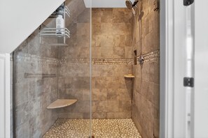 Shower, hair dryer, towels - Harbor Hideaway: Water views in Boothbay (Boothbay)