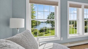 Quarto com vista para um lago, uma lâmpada e uma janela com vista.