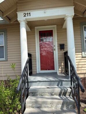 Exterior detail - South of Grand Cottage (Des Moines)