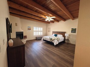 3 bedrooms, iron/ironing board, WiFi, bed sheets - Desert Charm Retreat with Pool Table in NE Heights (Albuquerque)