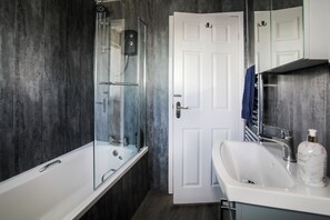 Shower, hair dryer, towels, soap - Penrhos Walks modern & spacious 4 bed detached close to Penrhos Nature reserve (Penrhoslligwy)
