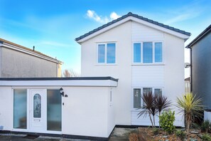 Exterior - Penrhos Walks modern & spacious 4 bed detached close to Penrhos Nature reserve (Penrhoslligwy)