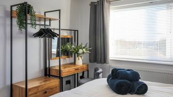 4 bedrooms, iron/ironing board, WiFi, bed sheets