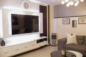 Living room - Luxurious, Spacious 2-br (Johannesburg)