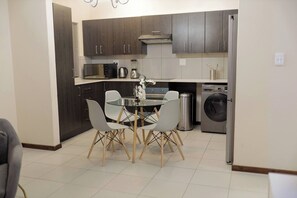 Apartemen, 1 kamar tidur | Ruang makan