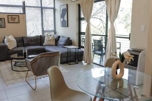 Living room - Luxurious, Spacious 2-br (Johannesburg)