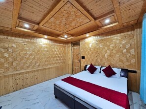 Deluxe Double Room, Balcony, Mountain View - Nambardaar Homestay (Fagu)