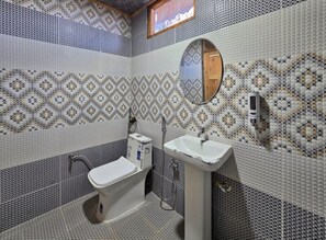 Deluxe Double Room, Balcony, Mountain View | Bathroom - Nambardaar Homestay (Fagu)