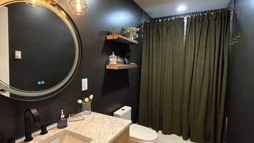 Baignoire Ă jets, sĂšche-cheveux, serviettes fournies, savon