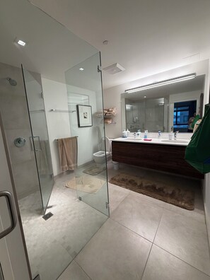 Bathroom - Luxury San Francisco 2BR/2BA Condo/Parking/Views/ Ideal for World Cup Stay (San Francisco)