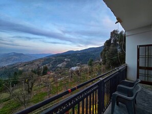 Deluxe-Doppelzimmer, Balkon, Bergblick | Unterkunftsgelände