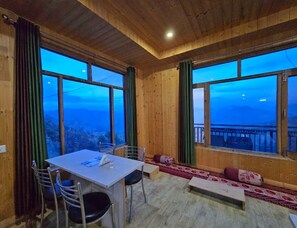 Quarto casal luxo, sacada, vista para a montanha | Opções para refeição