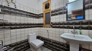 Deluxe dubbelrum - balkong - utsikt mot bergen | Badrum