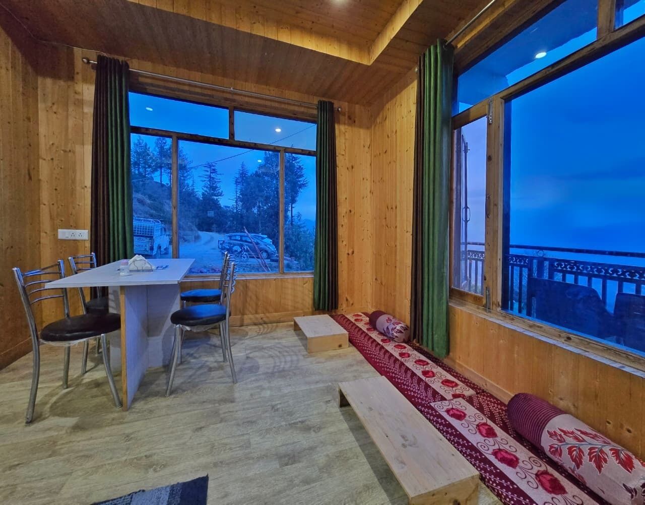 Deluxe dubbelrum - balkong - utsikt mot bergen | Interiör