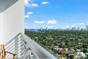 Property grounds - Hollywood Beach Speakeasy Condo with Pool (Hollywood)