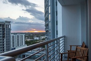 Property grounds - Hollywood Beach Speakeasy Condo with Pool (Hollywood)