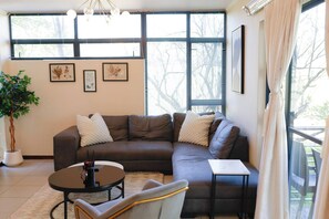 Apartemen, 1 kamar tidur, patio | Ruang keluarga