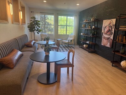 White Rock Lake Retreat - Pool -Walk to Trails-2BR
