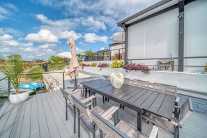 Outdoor dining - Cozy Modern Villa - Heated Pool & Spa - BBQ - Water View (Cape Coral)