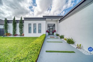 Exterior - Cozy Modern Villa - Heated Pool & Spa - BBQ - Water View (Cape Coral)