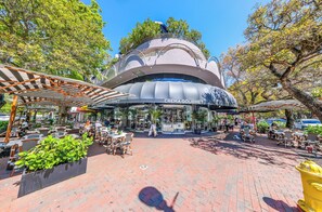 Outdoor dining - Arya Hotel Studio Apartment Coconut Grove, Ocean View and Free Parking (Miami)