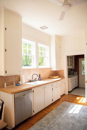 Private kitchen - 3-bedroom house in historic Belhaven (Jackson)