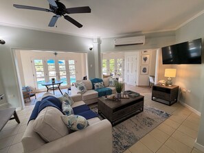 Smart TV - Luxury 2-bedroom villa with private pool in beautiful Lowlands (Lowlands)