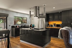 Private kitchen - Red Rock Spa & Gym / Hiking at Javelina Vortex Charming 3-bedroom house (Sedona)