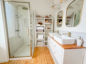 Shower, hair dryer, towels - Holiday Home “Léchiagat” with Private Terrace and Wi-Fi (Treffiagat)