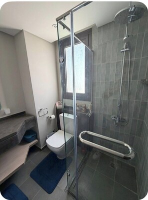 Bidet, Handtücher, Toilettenpapier