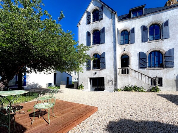 Exterior - Holiday Home “Ker Lenevez - In the Heart of Guilvinec” with Private Terrace, Garden & Wi-Fi (Guilvinec)